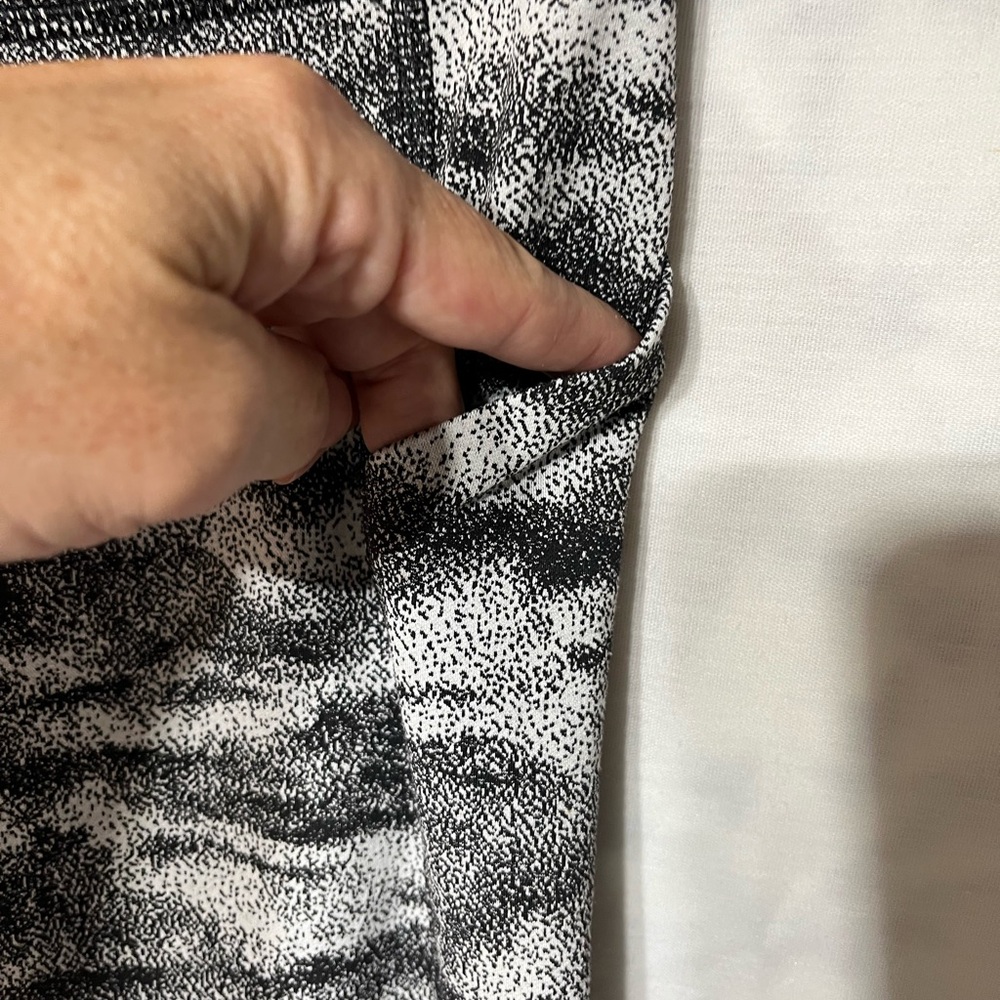 Lululemon Athletica Black and Gray‎ Camouflage Leggings - Picture 5 of 6